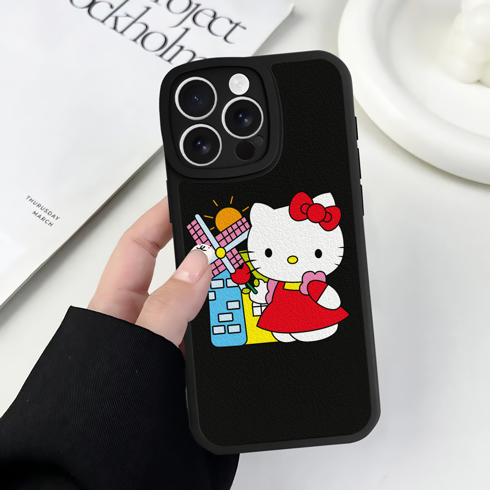 （画像用） Hello Kitty ハローキティ 【iPhone 16シリーズ対応】シリコンスマホケース（レザー調） 材質：シリコン